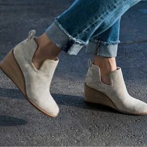 Toms Size 8.5 Cream Suede Wedge Kallie Ankle Boots